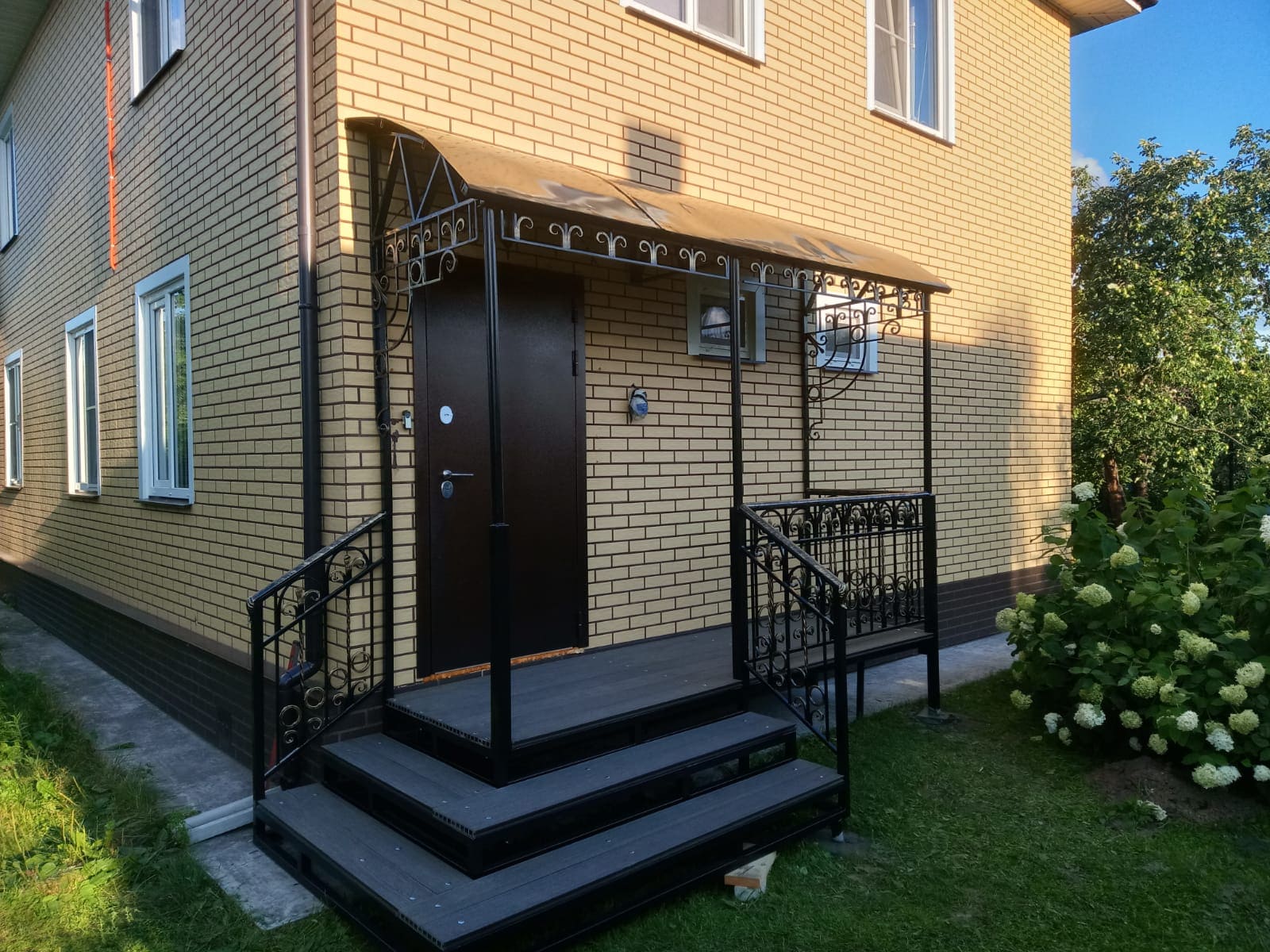 Крыльцо с козырьком и перилами