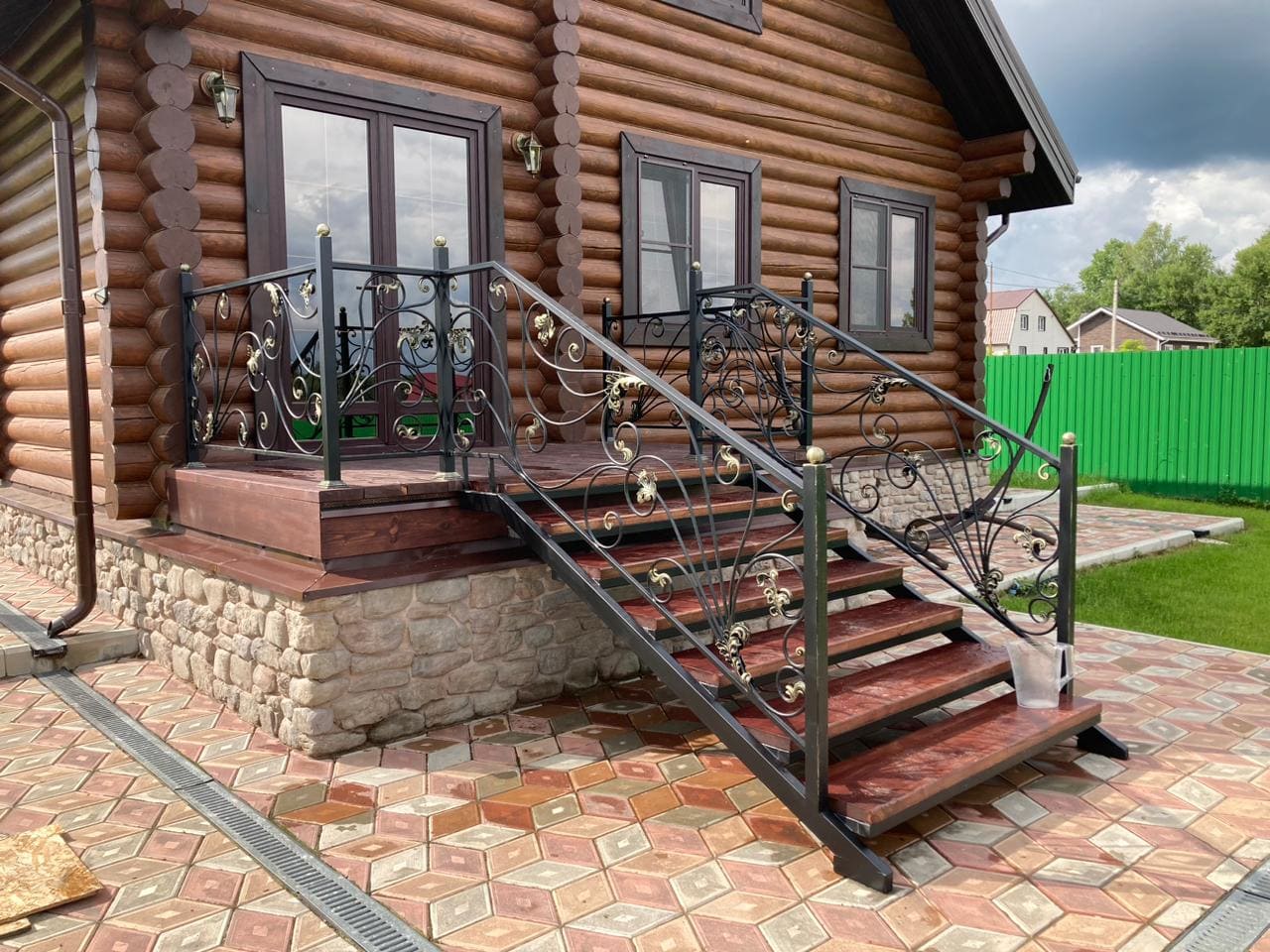 Компактное крыльцо с козырьком